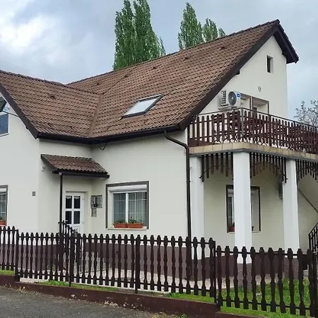 Apartament Gyoengyike Apartmanhaz Vonyarcvashegy