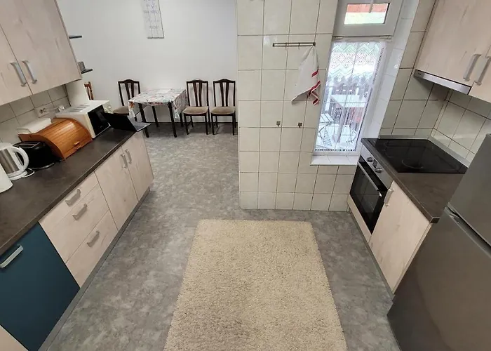 Gyoengyike Apartmanhaz פוניארצוושהג'