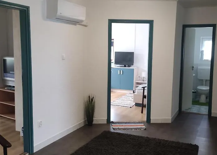 Gyoengyike Apartmanhaz * פוניארצוושהג'