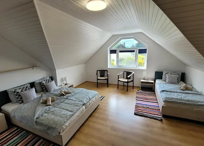 Gyoengyike Apartmanhaz * פוניארצוושהג'